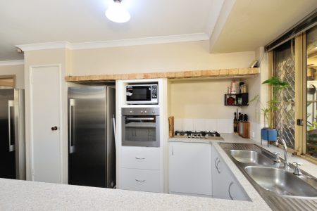 4 Rattan Cove, WARNBRO, WA 6169 AUS