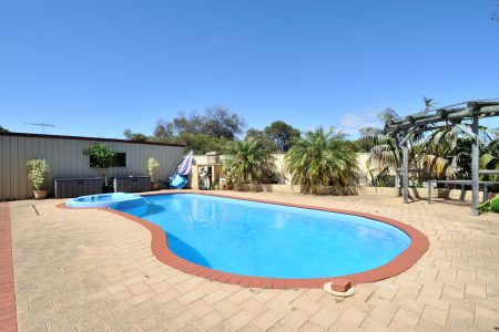 4 Rattan Cove, WARNBRO, WA 6169 AUS