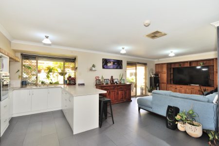 4 Rattan Cove, WARNBRO, WA 6169 AUS