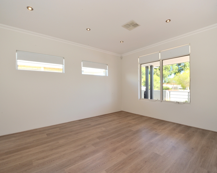 18 Hazewinkel Gardens, CHAMPION LAKES, WA 6111 AUS