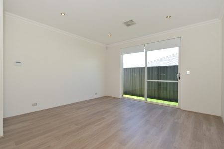 18 Hazewinkel Gardens, CHAMPION LAKES, WA 6111 AUS