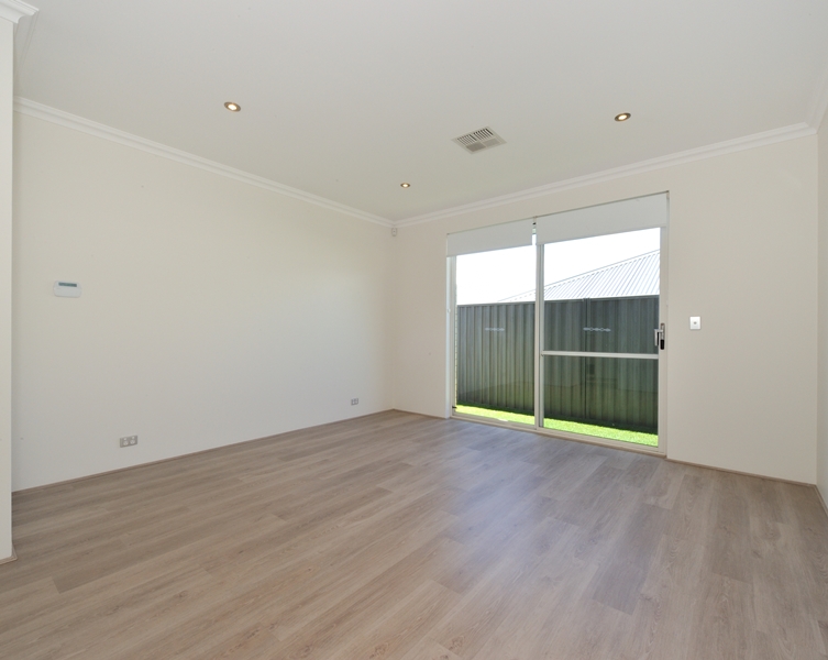 18 Hazewinkel Gardens, CHAMPION LAKES, WA 6111 AUS