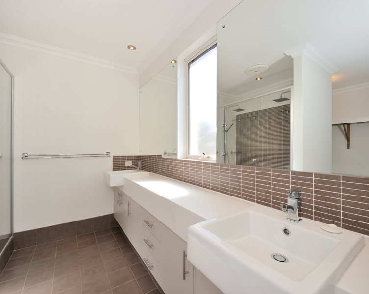 18 Hazewinkel Gardens, CHAMPION LAKES, WA 6111 AUS