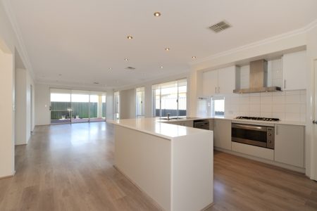18 Hazewinkel Gardens, CHAMPION LAKES, WA 6111 AUS