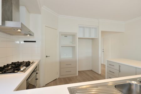 18 Hazewinkel Gardens, CHAMPION LAKES, WA 6111 AUS