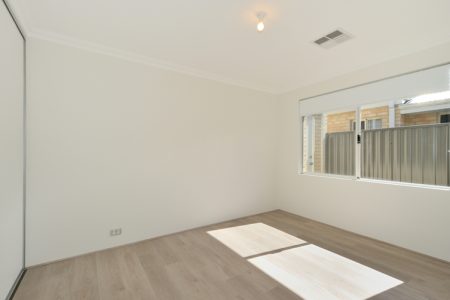 18 Hazewinkel Gardens, CHAMPION LAKES, WA 6111 AUS