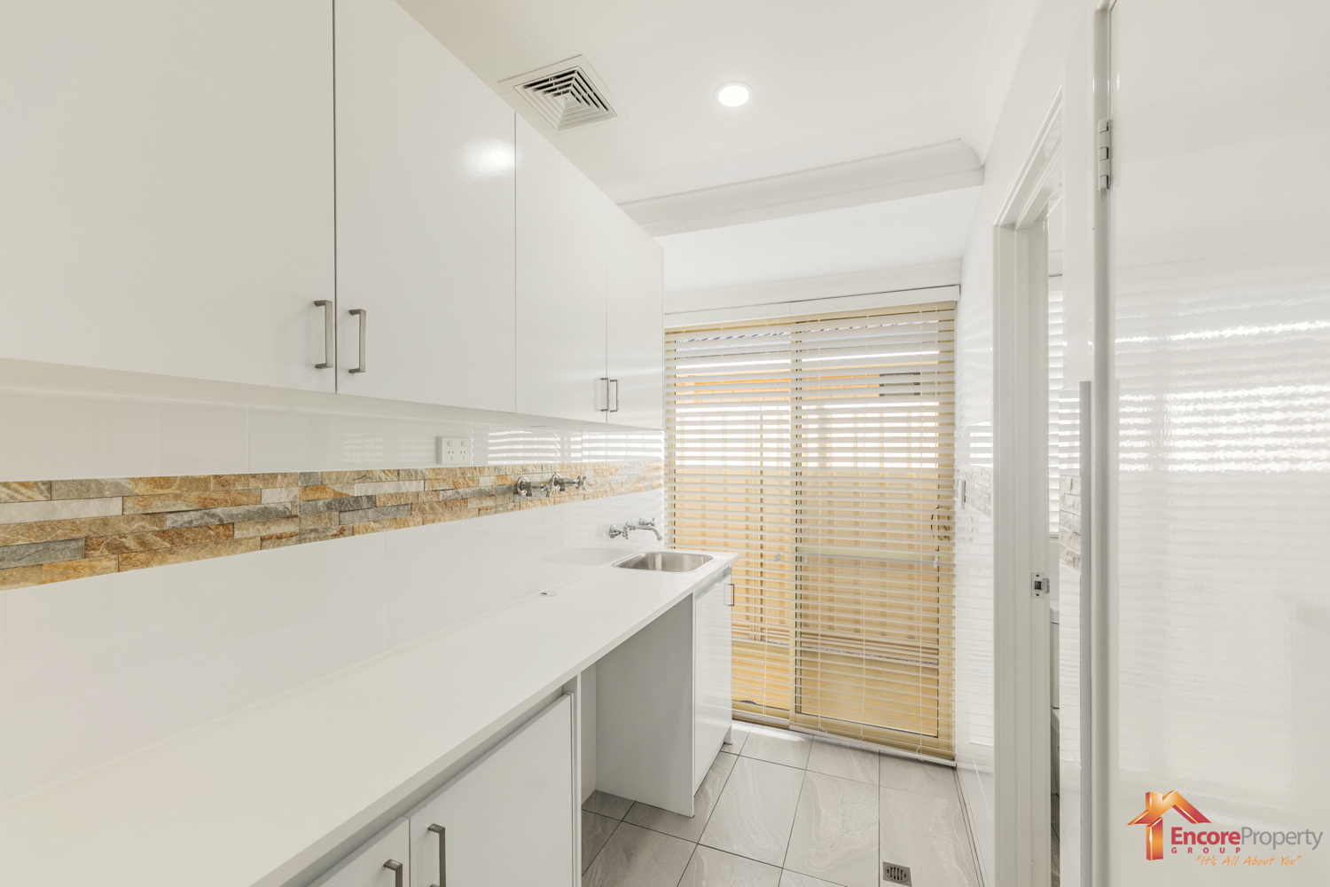 17 Silvertop Circle, WARNBRO, WA 6169 AUS