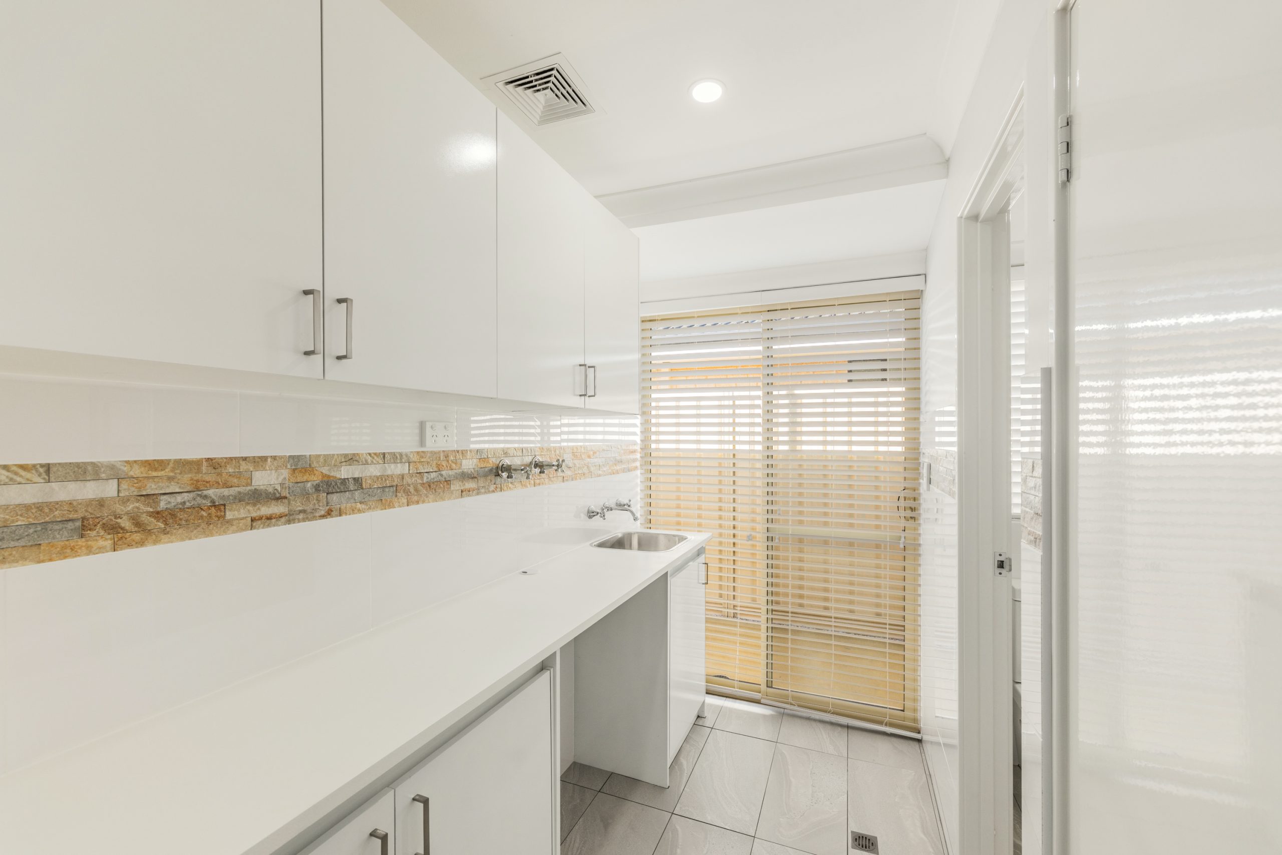 17 Silvertop Circle, WARNBRO, WA 6169 AUS