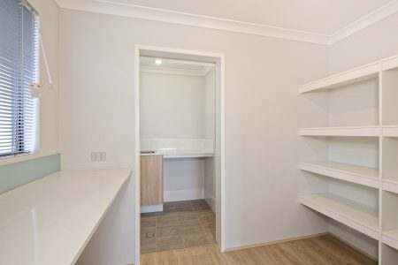 5 Bluegrass Street, TREEBY, WA 6164 AUS