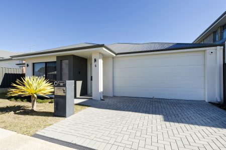 5 Bluegrass Street, TREEBY, WA 6164 AUS