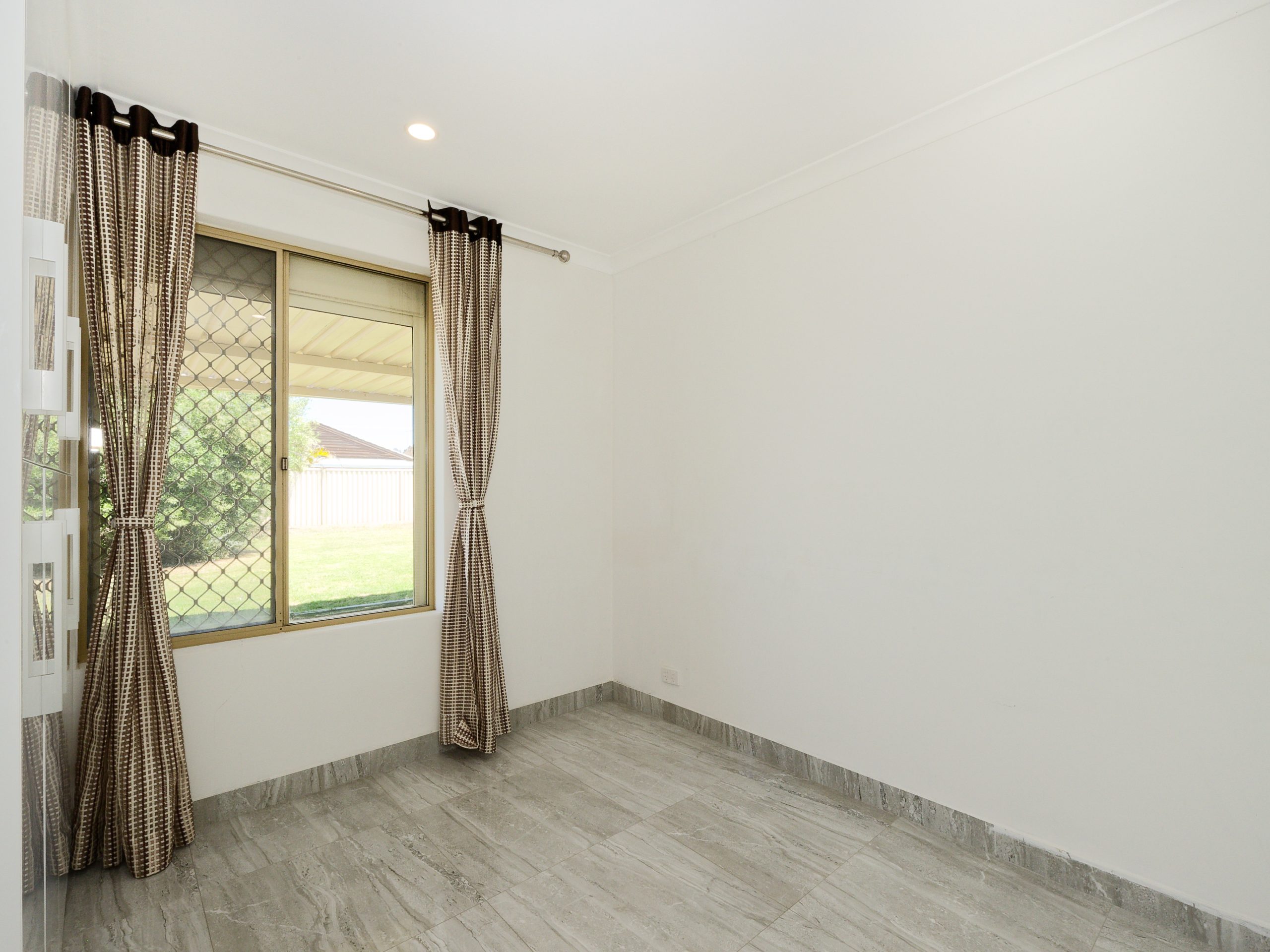 5 Hopkins Place, WAIKIKI, WA 6169 AUS