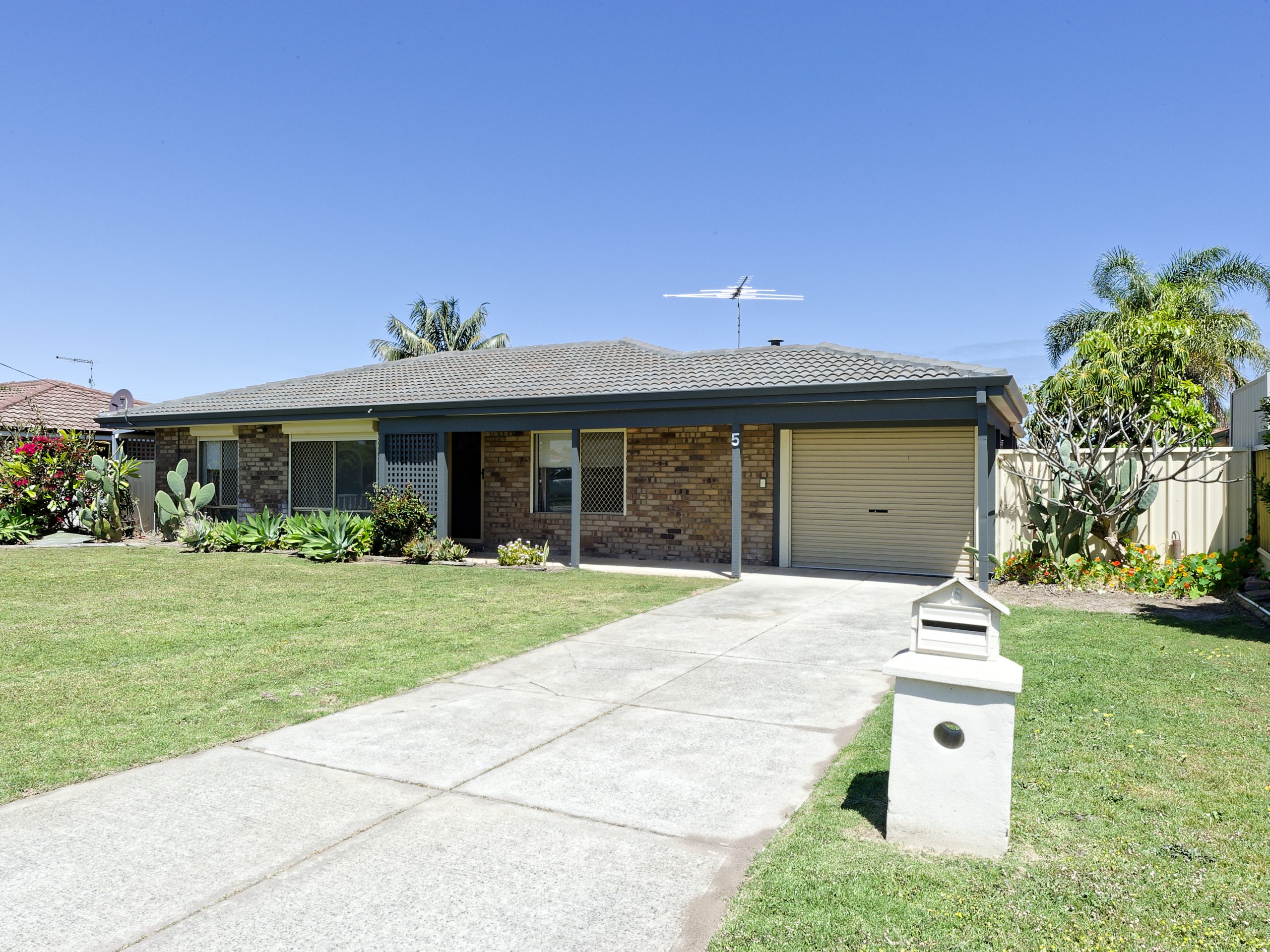 5 Hopkins Place, WAIKIKI, WA 6169 AUS