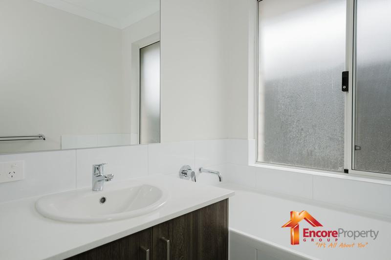 8 Siesta Way, MADORA BAY, WA 6210 AUS