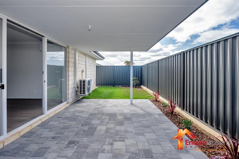 8 Siesta Way, MADORA BAY, WA 6210 AUS