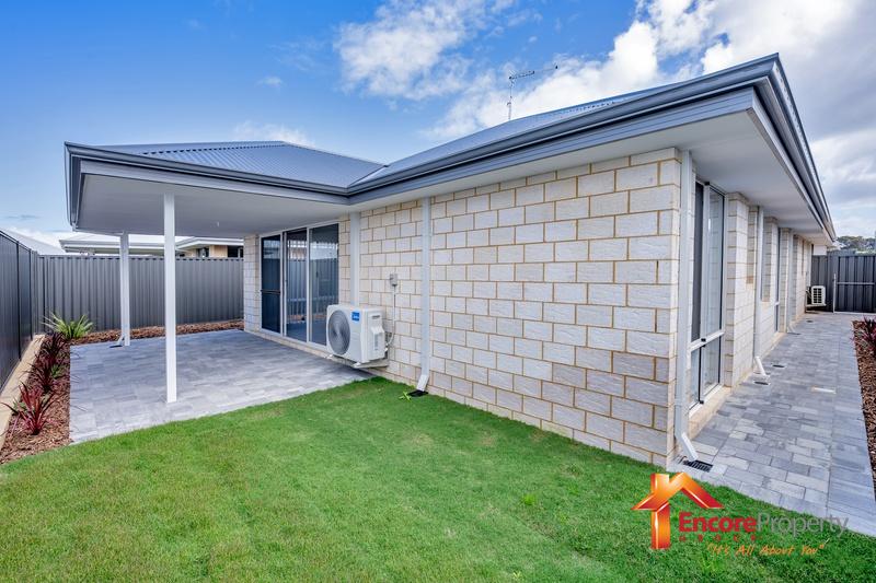 8 Siesta Way, MADORA BAY, WA 6210 AUS