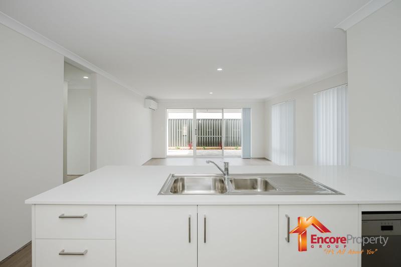 8 Siesta Way, MADORA BAY, WA 6210 AUS