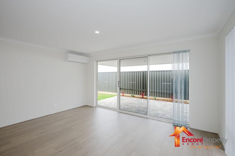 8 Siesta Way, MADORA BAY, WA 6210 AUS