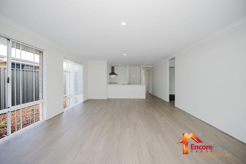 8 Siesta Way, MADORA BAY, WA 6210 AUS