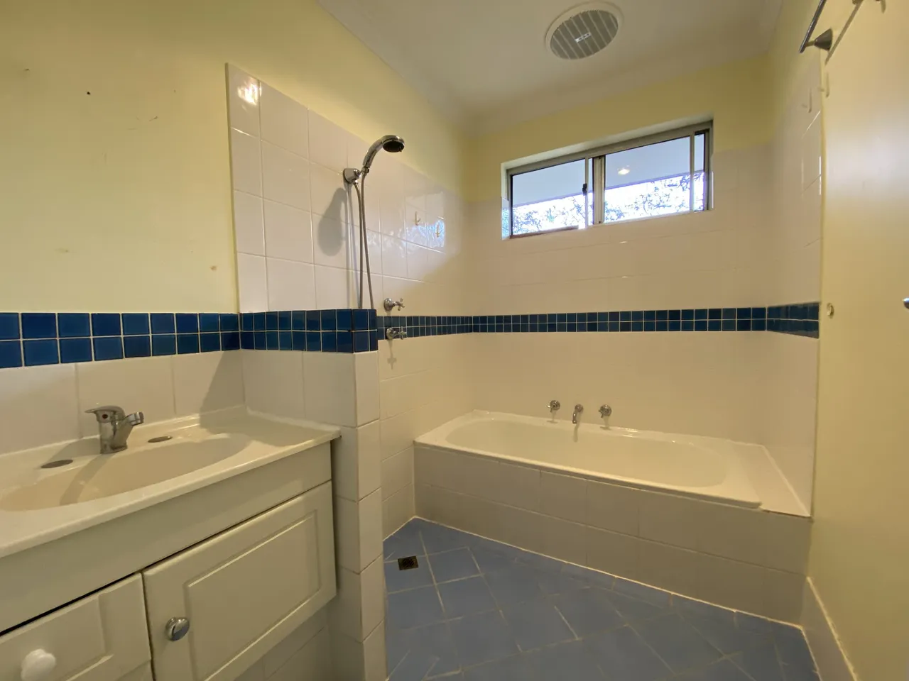 20 Binstead Court, KOONDOOLA, WA 6064 AUS